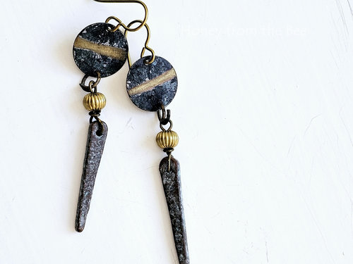 Lightweight earrings in brass and verdigris