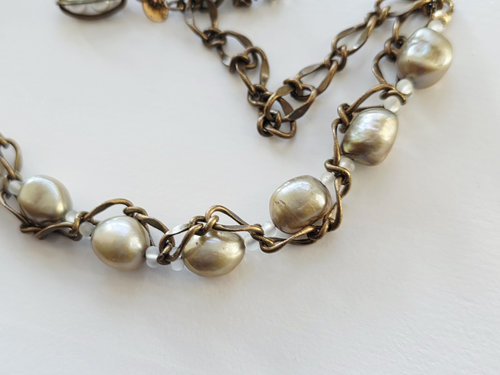 Soft green pearl neck chain with brass