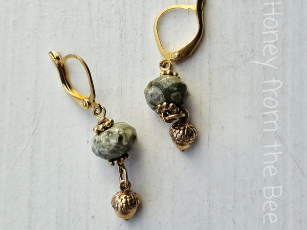 Acorn earrings in green and gold