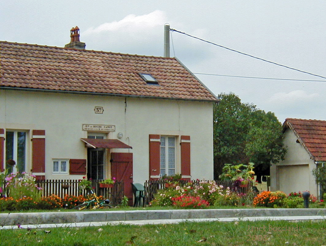 Lock house along the Canal de Bourgogne