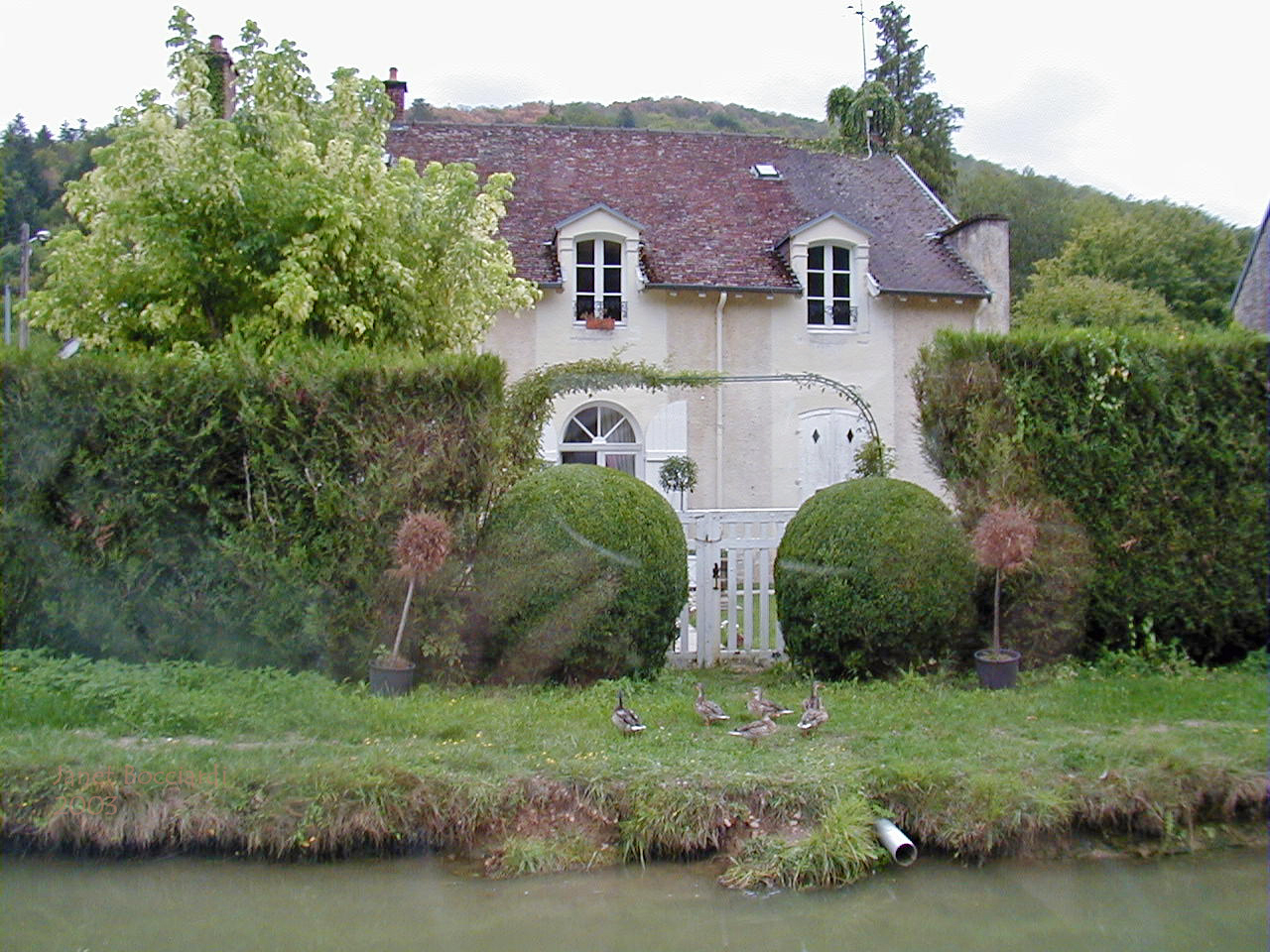 home along the Canal de Bourgogne
