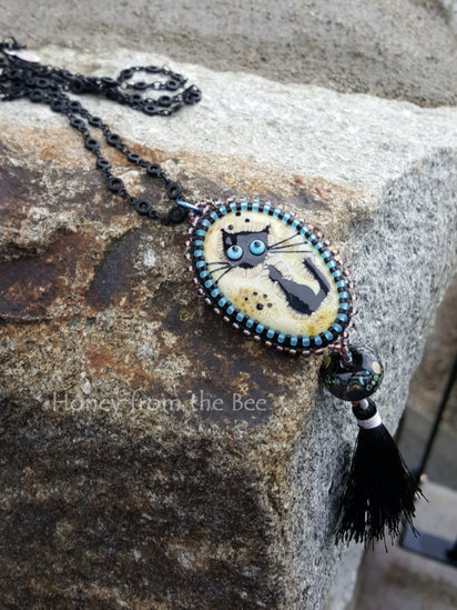 City Kitty pendant features lampwork and seed beads