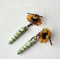 Flower earrings in amber and green