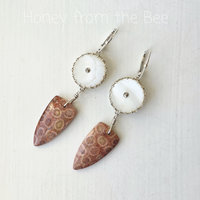 Button earrings in mother of pearl and fossilized coral agate