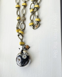 Lampwork necklace features daisy focal and enameled neckchain