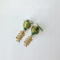 Nature inspired earrings in green and gold