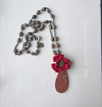 Flower necklace in red