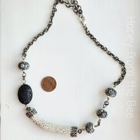 Beach necklace in black and white