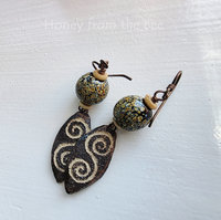 Artisan earrings in brown and cream