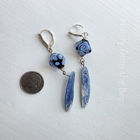 Dangle earrings in blue and silver