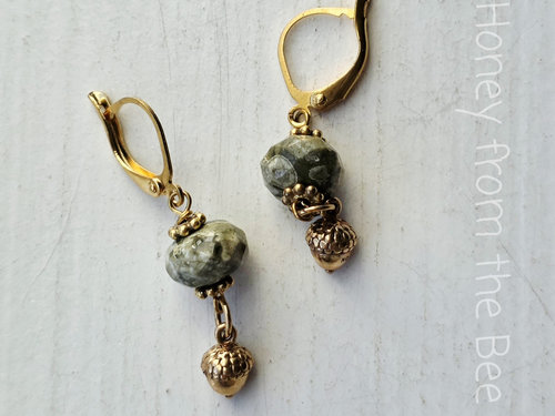Acorn earrings in green and gold