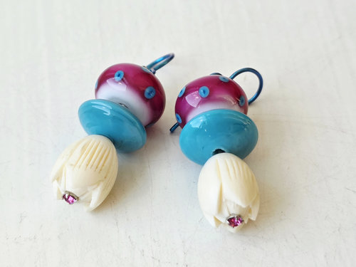 Colorful earrings in turquoise and pink