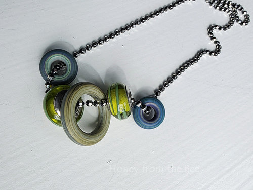 Casual necklace in blue and green