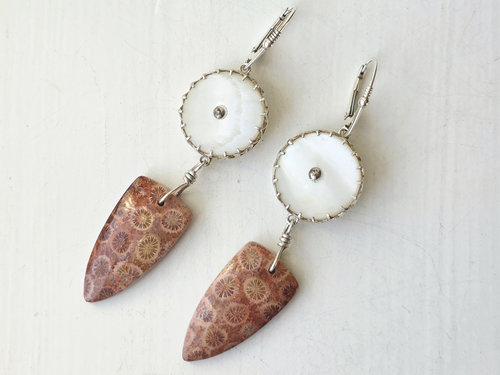 Button earrings in mother of pearl and fossilized coral agate