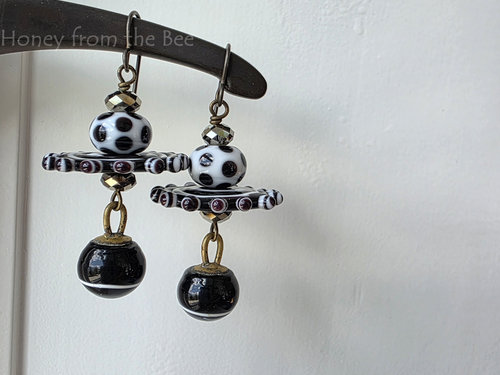 Playful earrings in black and white