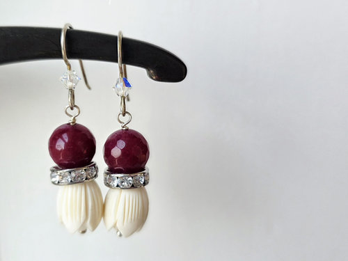 Flower earrings in red and cream