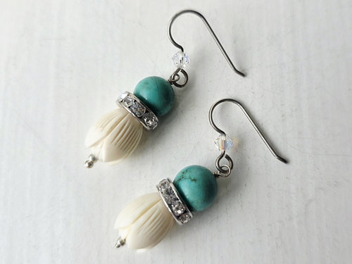 Turquoise and cream earrings with crystals
