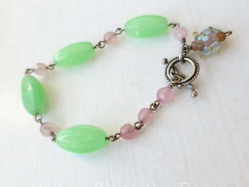 Pastel bracelet in pink and green beads