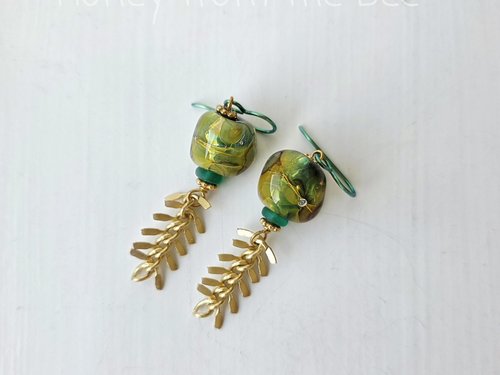 Nature inspired earrings in green and gold