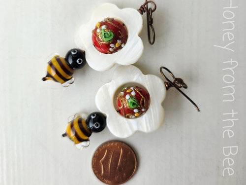 Red and white flower earrings with honeybee 