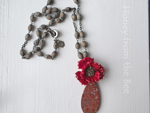 Flower necklace in red