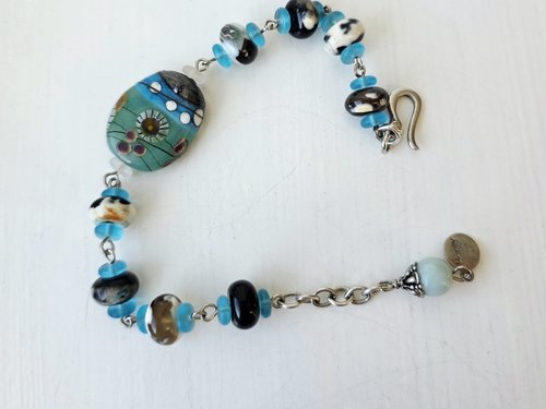 Beaded bracelet in aqua and cream and black