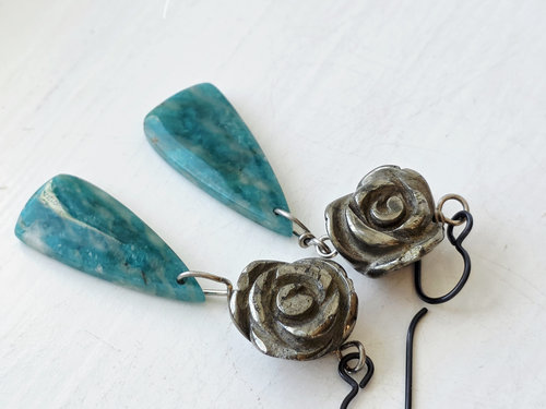 Flower earrings in silver and aqua