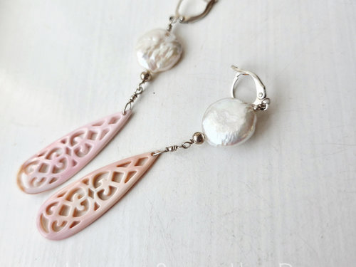 Coin pearl earrings in white and pink