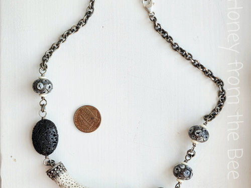 Beach necklace in black and white