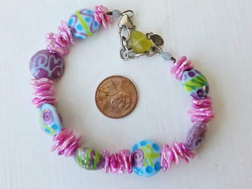 Feminine bracelet in pink, blue and green