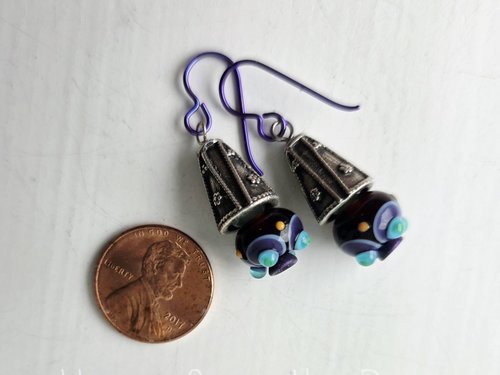 Playful earrings in silver and purple