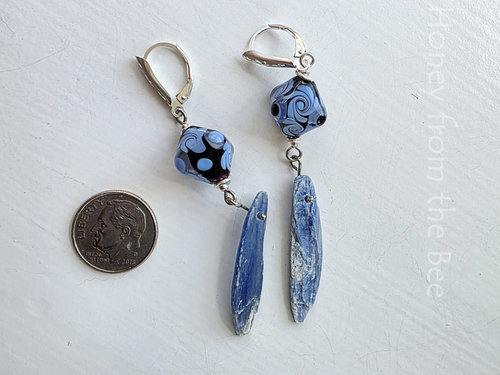 Dangle earrings in blue and silver