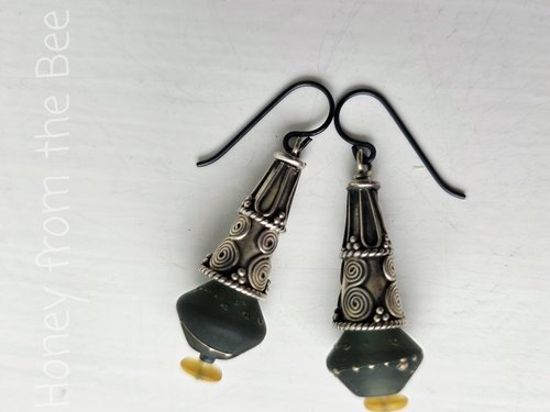 Silver earrings with a touch of yellow