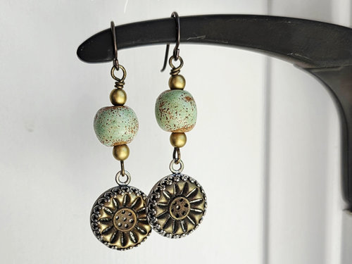 Summer earrings in green and brass