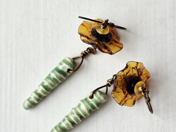Flower earrings in amber and green