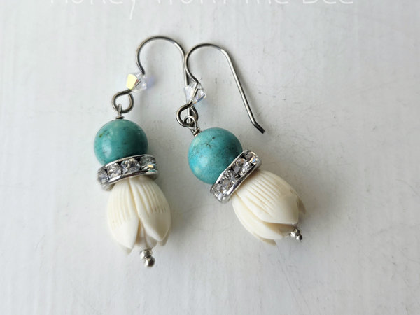 Floral earrings in turquoise and cream