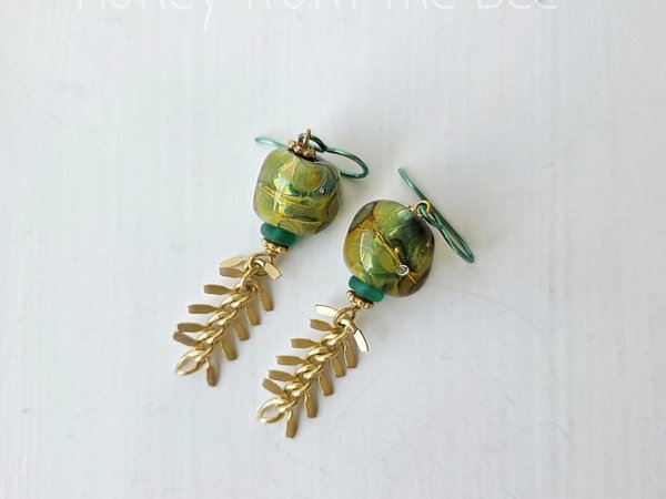 Nature inspired earrings in green and gold