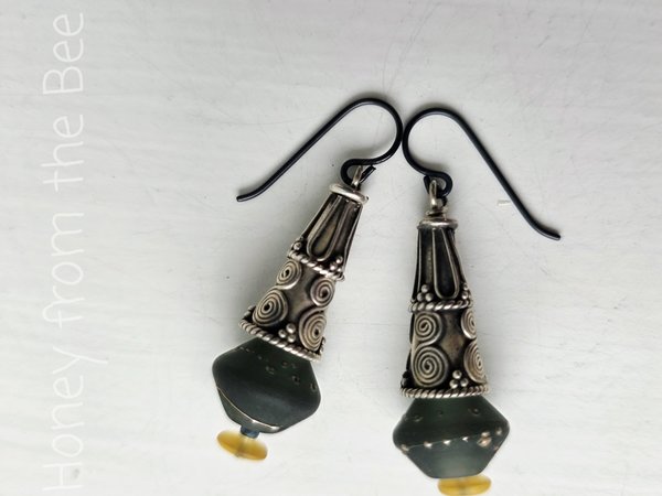 Silver earrings with a touch of yellow