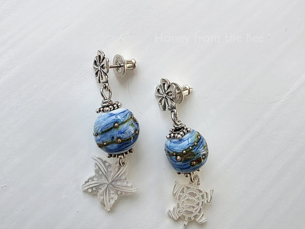 Beach earrings in blue and white